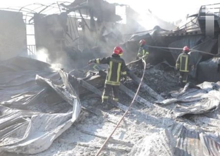 حریق کارخانه محصولات شوینده و بهداشتی مشهد با تلاش ۸۰ آتش نشان مهار شد