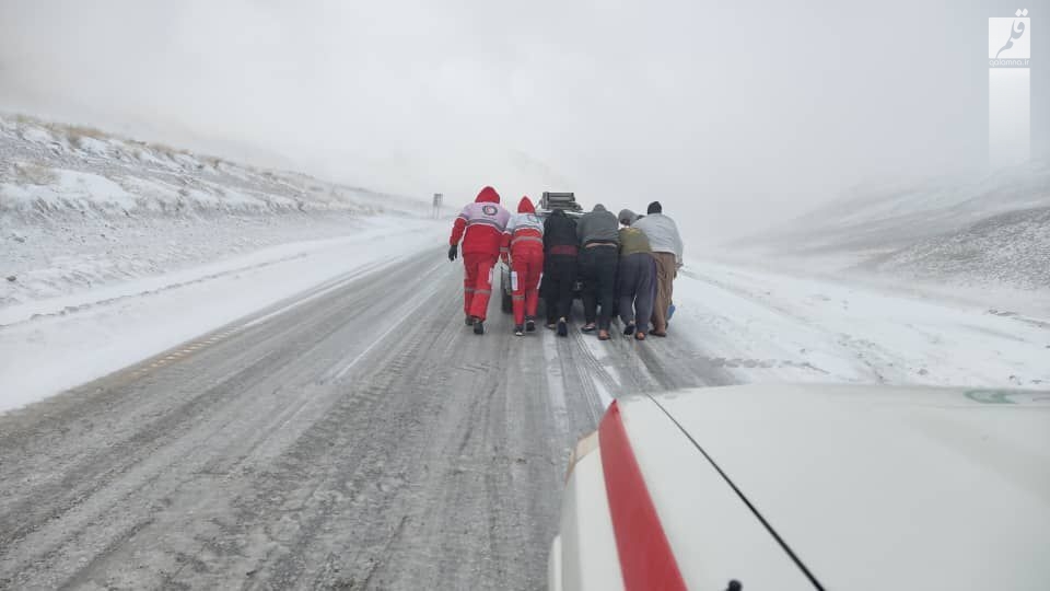 هلال احمر کرمانشاه ۹۰۲ خودرو را از برف و کولاک رهاسازی کرد