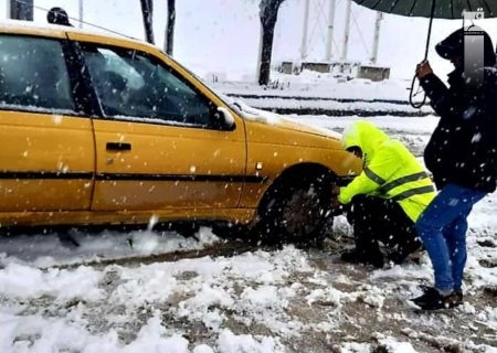 پلیس کرمانشاه به بیش از هزار و ۳۰۰ مسافر جاده ای امدادرسانی کرد