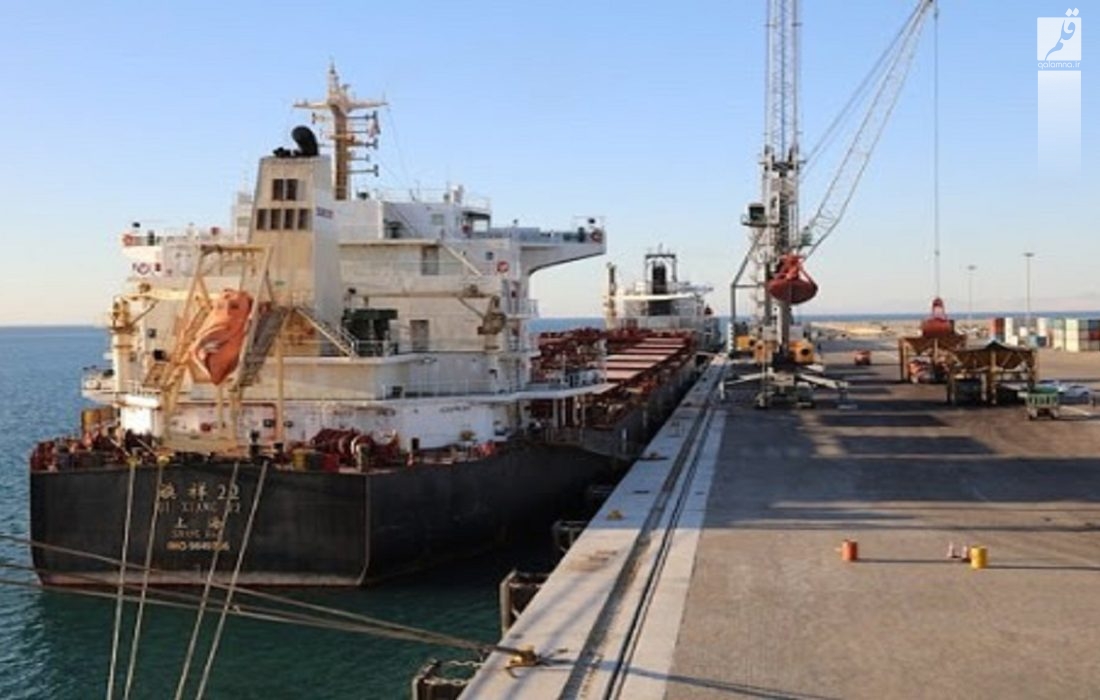 پهلوگیری دو کشتی حامل گندم در اسکله غلات بندر امام خمینی (ره)