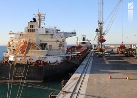 پهلوگیری دو کشتی حامل گندم در اسکله غلات بندر امام خمینی (ره)