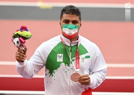 ورزشکار خوزستانی مدال جهانی خود را به خانواده شهید مدافع حرم اهدا کرد
