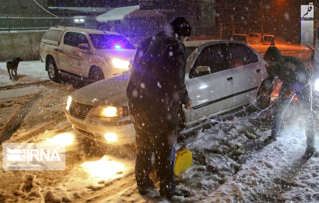 بیش از ۲۰۰ دستگاه خودرو در جاده‌های برفی مازندران گرفتار شدند