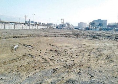 مالکان شخصی و دولتی وضعیت زمین‌های بایر مرکز شهر بهارستان را تعیین تکلیف کنند