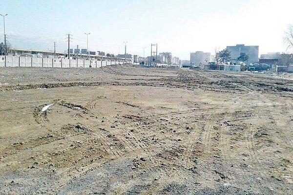 مالکان شخصی و دولتی وضعیت زمین‌های بایر مرکز شهر بهارستان را تعیین تکلیف کنند