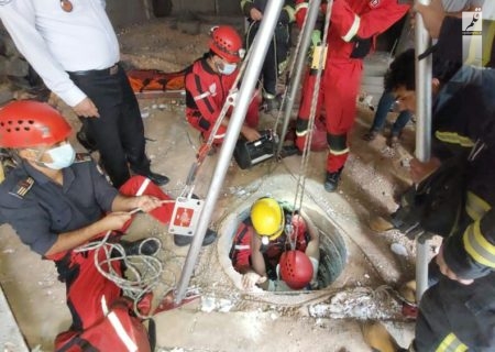 نجات کارگر جوان از اعماق چاه هشت متری