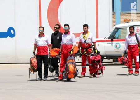 سقوط کوهنورد ۴۶ ساله در ارتفاعات کوه خورین روانسر / بالگرد و تیم واکنش سریع هلال‌احمر کرمانشاه مرد جوان را نجات دادند+تصاویر