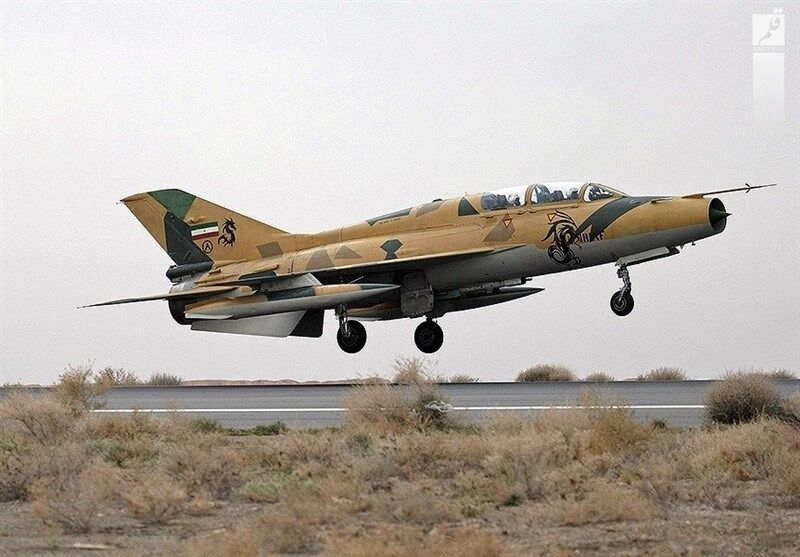 یک فروند هواپیمای جنگنده در اصفهان سقوط کرد