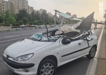 سقوط تابلو مسیرنما بر روی خودروهای عبوری در پایتخت