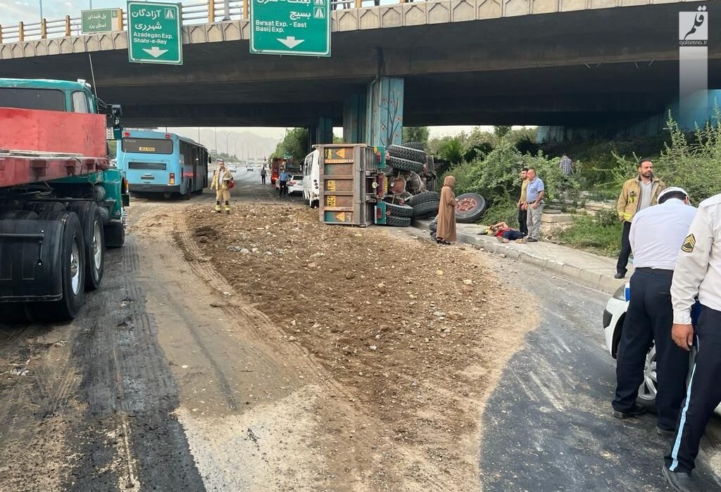 برخورد مینی‌بوس با عابر پیاده و واژگونی کامیون در بزرگراه امام علی