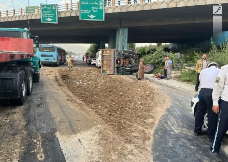 برخورد مینی‌بوس با عابر پیاده و واژگونی کامیون در بزرگراه امام علی