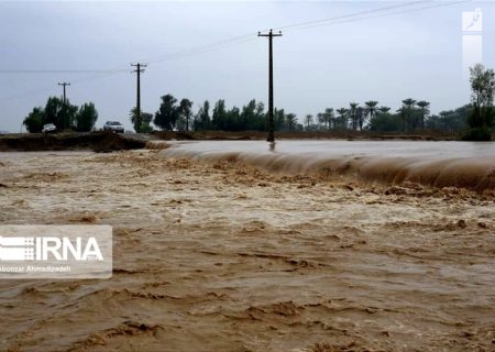 سیل در جنوب کرمان/ انسداد ۷۱ راه؛ قطع برق ۱۰ روستا و آب‌بردگی ۳ خودرو