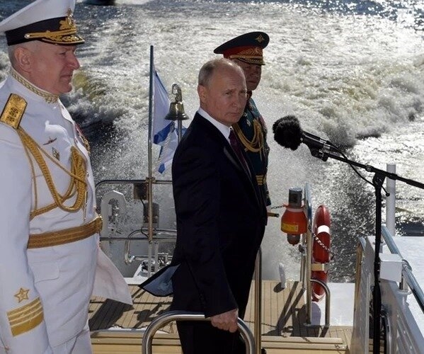 پوتین: نیروی دریایی روسیه به‌زودی به موشک‌های فراصوت مجهز می‌شود