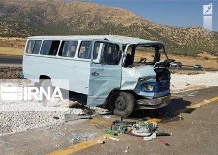 تصادف مینی‌بوس با سواری در مهریز یزد ۱۳ زخمی برجا گذاشت