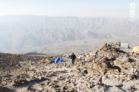 حضور بیش از ۲۵۰۰ کوهنورد در دماوند+ فیلم/ نفس امدادگران گرفته شد!