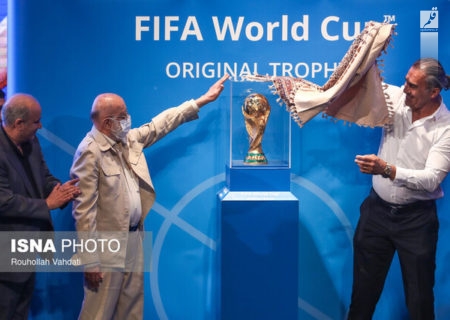 رونمایی از کاپ جام جهانی در تهران/ ازدحام و بی‌نظمی عجیب در مراسم!