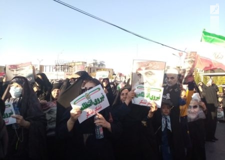 هزاران شهروند، میدان آزادی کرمان را با تمثال شهیدسلیمانی و ندای لبیک یا خامنه‌ای در آغوش کشیدند
