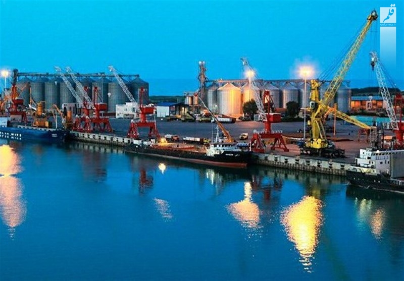 معطل ماندن ۳۷ فروند کشتی حامل کالای اساسی در لنگرگاه بندر امام خمینی (ره)