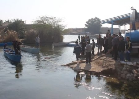 رهاسازی ۳۰۰ هزار قطعه بچه ماهی در تالاب شادگان