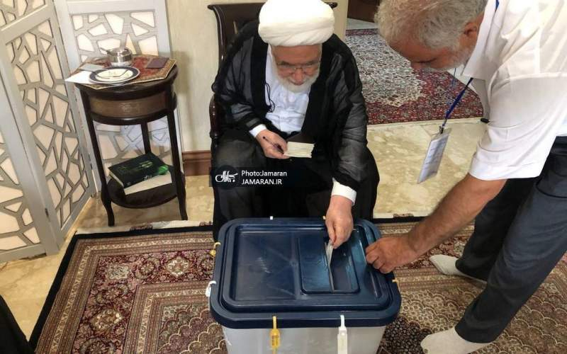  مهدی کروبی در حال رأی دادن  در انتخابات
